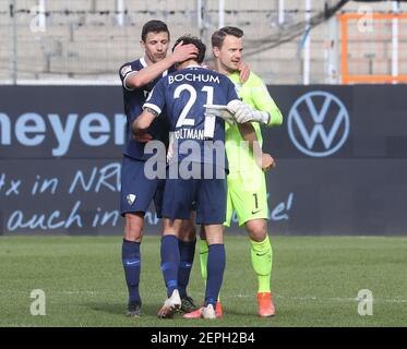 firo: 02/27/2021 Fußball: Fußball: 2nd Bundesliga Saison 2020/21 VfL Bochum - Würzburg, Kickers Würzburg, Würzburg 3: 0 ABSCHLUSSFEIER, Manuel Riemann, MIT, UND, Anthony Losilla, Gerrit Holtmann weltweit im Einsatz Stockfoto