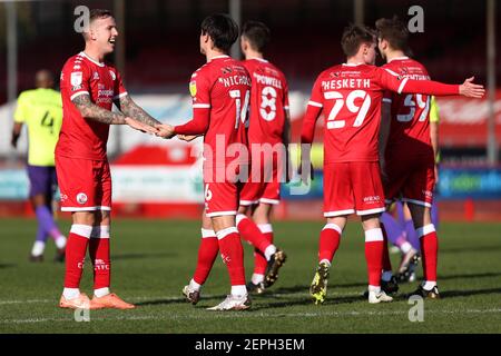 Crawley, Großbritannien. Februar 2021, 27th. Tom Nichols von Crawley Town feiert das Scoring während des EFL Sky Bet League Two Spiels zwischen Crawley Town und Exeter City im Peoples Pension Stadium in Crawley. Kredit: James Boardman/Alamy Live Nachrichten Stockfoto