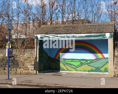 Großes Wandbild mit Regenbogen, Symbol der Hoffnung während der Covid-19 Pandemie. Es wurde von Schulkindern der Loxley Primary School in 1st UK Lockdown gemalt Stockfoto