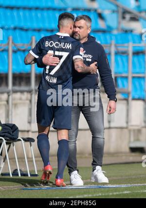 Bochum, Deutschland. Februar 2021, 27th. Fußball: 2nd Bundesliga, VfL Bochum - Würzburger Kickers, Spieltag 23 im Vonovia Ruhrstadion. Bochumer Stürmer Danny Blum (l.) wird durch Trainer Thomas Reis ersetzt. Quelle: Bernd Thissen/dpa - WICHTIGER HINWEIS: Gemäß den Bestimmungen der DFL Deutsche Fußball Liga und/oder des DFB Deutscher Fußball-Bund ist es untersagt, im Stadion und/oder des Spiels aufgenommene Fotos in Form von Sequenzbildern und/oder videoähnlichen Fotoserien zu verwenden oder zu verwenden./dpa/Alamy Live News Stockfoto