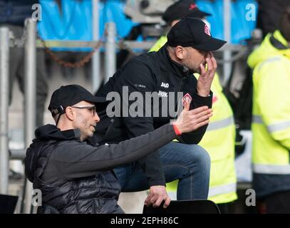 Bochum, Deutschland. Februar 2021, 27th. Fußball: 2nd Bundesliga, VfL Bochum - Würzburger Kickers, Spieltag 23 im Vonovia Ruhrstadion. Würzburgs Trainer Bernhard Trares (r) und sein Co-Trainer Benjamin Sachs schauen sich das Spiel an. Quelle: Bernd Thissen/dpa - WICHTIGER HINWEIS: Gemäß den Bestimmungen der DFL Deutsche Fußball Liga und/oder des DFB Deutscher Fußball-Bund ist es untersagt, im Stadion und/oder des Spiels aufgenommene Fotos in Form von Sequenzbildern und/oder videoähnlichen Fotoserien zu verwenden oder zu verwenden./dpa/Alamy Live News Stockfoto