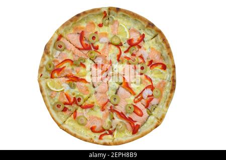 Runde Pizza mit dünner Kruste mit rotem Fisch und süßem Pfeffer. Fast Food mit Fisch und Käse Blick von oben. Runde Pizza auf weißem Hintergrund isolieren. Stockfoto