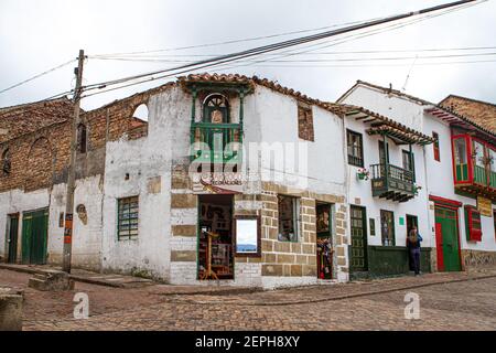 500 Jahre alte Stadt.Colonial, gepflasterte Straße, traditionelle alte grün und weiß.Barroco Store Plaza de Bolívar, Tunja, Boyaca, Kolumbien, Anden, Südamerika Stockfoto