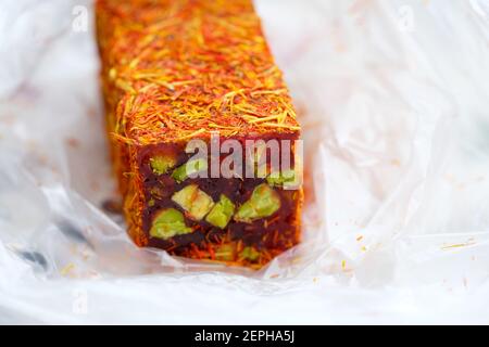 Rahat Lokum aus Granatapfelsaft mit Pistazien, darauf mit Safran bestreut. Safran Lokum, türkische Süßigkeiten. Stockfoto