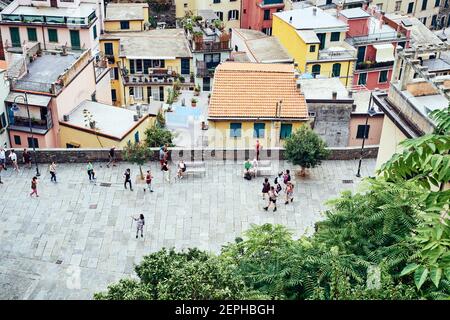 Riomaggiore, Italien- 17. September 2018:Touristen auf dem Kirchplatz der Stadt Cinque Terre, von oben fotografiert Stockfoto