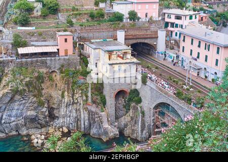 Riomaggiore, Italien- 17. September 2018:Blick von oben auf die berühmte ligurische Stadt Cinque Terre, mit Bahnhof, Meer und Treppen Stockfoto