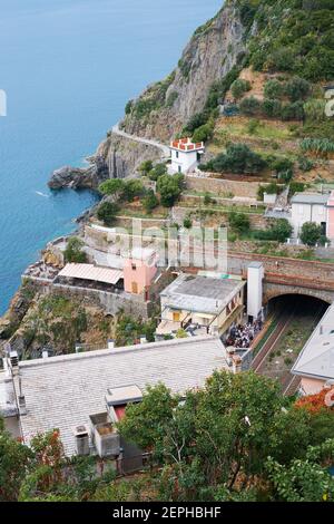 Riomaggiore, Italien- 17. September 2018:Blick von oben auf die berühmte ligurische Stadt Cinque Terre, mit Bahnhof, Meer und Hügel Stockfoto