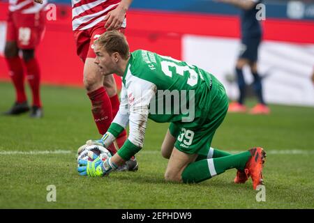 Bochum, Deutschland. Februar 2021, 27th. Fußball: 2. Bundesliga, VfL Bochum - Würzburger Kickers, Matchday 23 im Vonovia Ruhrstadion. Würzburgs Torhüter Hendrik Bonmann sichert den Ball. Quelle: Bernd Thissen/dpa - WICHTIGER HINWEIS: Gemäß den Bestimmungen der DFL Deutsche Fußball Liga und/oder des DFB Deutscher Fußball-Bund ist es untersagt, im Stadion und/oder des Spiels aufgenommene Fotos in Form von Sequenzbildern und/oder videoähnlichen Fotoserien zu verwenden oder zu verwenden./dpa/Alamy Live News Stockfoto