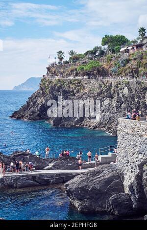 Manarola, Italien - 17. September 2018: die Badegäste in das Ligurische Meer der alten und typischen Dorf der Cinque Terre im Sommer Stockfoto