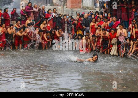 Kathmandu, Nepal. Februar 2021, 27th. Hindu-Anhänger nehmen das heilige Bad während der traditionellen Prozession am letzten Tag des Festivals.Shree Swasthani Barta Katha oder Madhav Narayan Festival ist das Monat lang Festival, das dem frommen Fasten, dem heiligen Bad und den Ritualen gewidmet ist. Eifrige Anhänger schlossen das einmonatige Fasten für besseres Leben und Wohlstand ab, das Festival ist Lord Shiva gewidmet. Kredit: SOPA Images Limited/Alamy Live Nachrichten Stockfoto