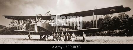 Der Airco DH,10 Amiens war ein britischer zweimotoriger Mittelbomber, der gegen Ende des Ersten Weltkriegs entworfen und gebaut wurde. Die ersten Lieferungen des Flugzeugs gingen im November 1918 an die RAF-Staffel Nr. 104 und flogen am 10. November 1918 eine einzige Bombenmission, bevor der Waffenstillstand den Ersten Weltkrieg beendete. Nachkriegs, DH,10s ausgestattet 120 Squadron, die sie verwendet, um einen Luftpost-Service an die britische Armee der Besatzung auf dem Rhein zu betreiben. Stockfoto