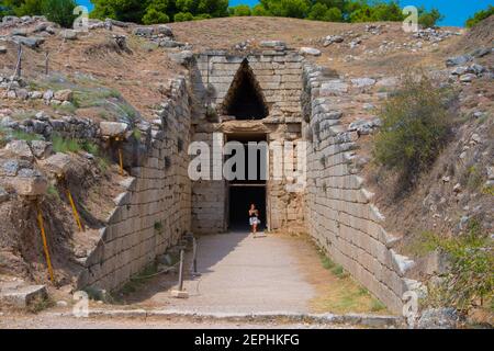 Stomion oder Eintritt in die 'Schatzkammer von Atreus' oder 'Grab von Agamemnon' der Zitadelle von Mycenae. Archäologische Stätte von Mycenae in Griechenland Stockfoto