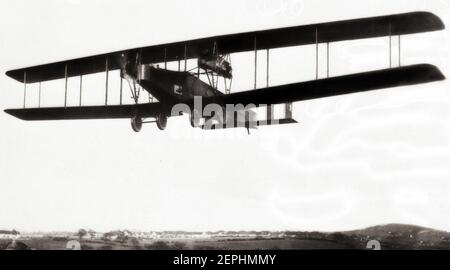 A Handley Page V/1500, ein britischer nächtlicher schwerer Bomber, der gegen Ende des Ersten Weltkriegs gebaut wurde, um Berlin von den ostanglianischen Flugplätzen zu bombardieren. Das Ende des Krieges unterbrach den Einsatz der V/1500 gegen Deutschland, aber ein einziges Flugzeug wurde verwendet, um den ersten Flug von England nach Indien durchzuführen, und später führte ein Bombenangriff auf Kabul während des dritten anglo-afghanischen Krieges durch. Stockfoto