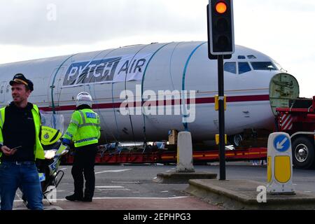 Bristol, Großbritannien. Februar 2021. Die Boeing 727 reiste mit einem Transporter vom Flughafen Cotswold nach Bristol und wurde in Pytch's Bonville Road Business Estate geliefert. Pytch-Besitzer Johnny Palmer kaufte das Flugzeug für sein Geschäft. Bildquelle: Robert Timoney/Alamy Live News Stockfoto