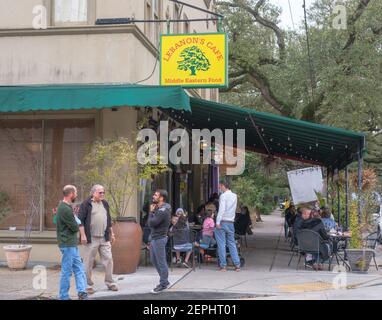 NEW ORLEANS, LA, USA - 21. FEBRUAR 2021: Lebanon's Cafe mit Gästen, die draußen essen und Kontakte knüpfen Stockfoto