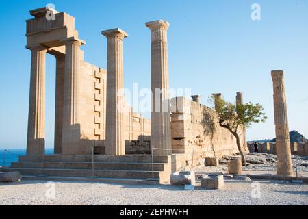 Landschaftlich schöne Aussicht auf die Akropolis in Lindos, Rhodos, Griechenland an einem sonnigen Tag Stockfoto