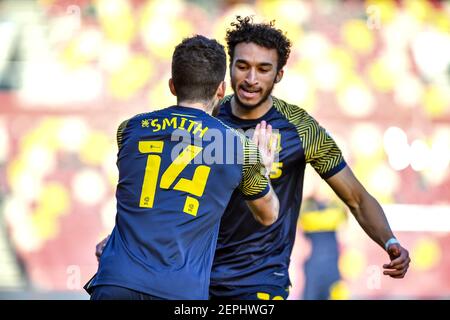 London, Großbritannien. Februar 2021, 27th. Tommy Smith und Jacob Brown von Stoke City kombinieren, um Stoke City die Führung in der 1st Minute von Stoke City während des EFL Sky Bet Championship-Spiels zwischen Brentford und Stoke City am Brentford Community Stadium, London, England am 27. Februar 2021 zu geben. Foto von Phil Hutchinson. Nur redaktionelle Verwendung, Lizenz für kommerzielle Nutzung erforderlich. Keine Verwendung bei Wetten, Spielen oder Veröffentlichungen einzelner Vereine/Vereine/Spieler. Kredit: UK Sports Pics Ltd/Alamy Live Nachrichten Stockfoto