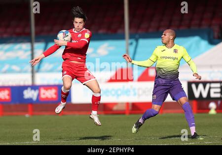 Crawley, Großbritannien. Februar 2021, 27th. Tom Nichols von Crawley Town während der EFL Sky Bet League zwei Spiele zwischen Crawley Town und Exeter City im Peoples Pension Stadium in Crawley. Kredit: James Boardman/Alamy Live Nachrichten Stockfoto