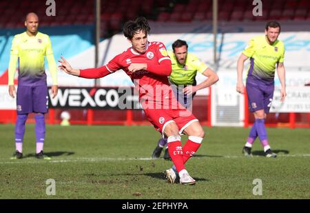 Crawley, Großbritannien. Februar 2021, 27th. Tom Nichols von Crawley Town punktet während des EFL Sky Bet League zwei Spiels zwischen Crawley Town und Exeter City im Peoples Pension Stadium in Crawley. Kredit: James Boardman/Alamy Live Nachrichten Stockfoto