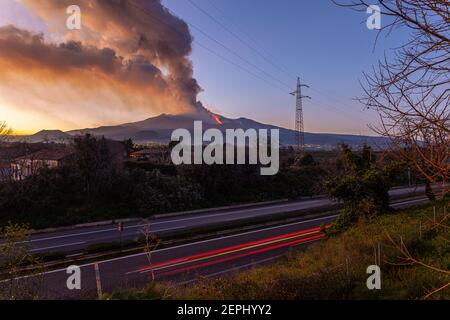 Übersicht über den Vulkan Ätna während des Ausbruchs von 16 Februar 2020 Stockfoto