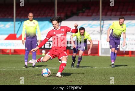 Crawley, Großbritannien. Februar 2021, 27th. Tom Nichols von Crawley Town punktet während des EFL Sky Bet League zwei Spiels zwischen Crawley Town und Exeter City im Peoples Pension Stadium in Crawley. Kredit: James Boardman/Alamy Live Nachrichten Stockfoto