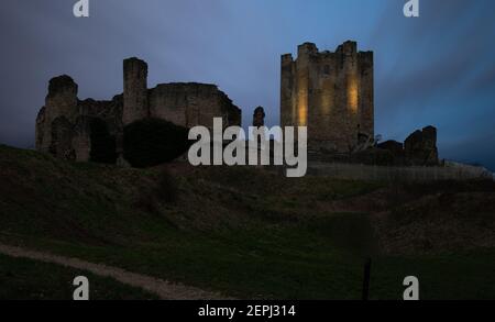 Conisbrough Castle erleuchtet in der Nacht Stockfoto