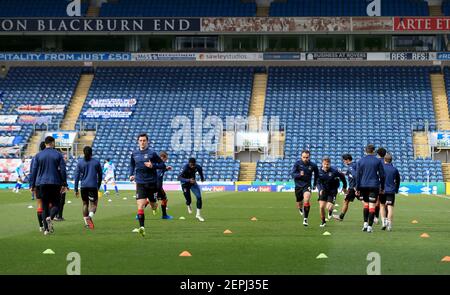 Ewood Park, Blackburn, Lancashire, Großbritannien. Februar 2021, 27th. English Football League Championship Football, Blackburn Rovers gegen Coventry City; die Spieler von Coventry City wärmen sich vor dem Start auf Credit: Action Plus Sports/Alamy Live News Stockfoto