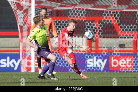 Crawley, Großbritannien. Februar 2021, 27th. Jordan Maguire-Drew von Crawley Town räumt den Ball während des zweiten Spiels der EFL Sky Bet League zwischen Crawley Town und Exeter City im Peoples Pension Stadium in Crawley. Kredit: James Boardman/Alamy Live Nachrichten Stockfoto