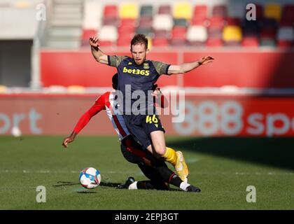 27th. Februar 2021; Brentford Community Stadium, London, England; English Football League Championship Football, Brentford FC gegen Stoke City; Josh Dasilva von Brentford tackles Rhys Norrington-Davies von Stoke City Stockfoto