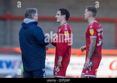 John Yems, Head Coach von Crawley Town FC gratuliert Torschütze Tom Nichols #16 von Crawley Town nach dem letzten Pfiff mit Jordan Maguire-Drew #34 von Crawley Town neben in Crawley, UK am 2/27/2021. (Foto von Jane Stokes/News Images/Sipa USA) Stockfoto