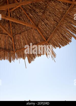 Eine Projektion eines Strohbalkens gegen einen blauen Himmel. Stockfoto