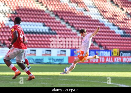 LONDON, ENGLAND. FEB 27th Matty Virtue of Blackpool schießt beim Sky Bet League 1 Spiel zwischen Charlton Athletic und Blackpool im The Valley, London am Samstag, den 27th. Februar 2021 auf das Tor. (Kredit: Ivan Yordanov, MI Nachrichten) Kredit: MI Nachrichten & Sport /Alamy Live Nachrichten Stockfoto