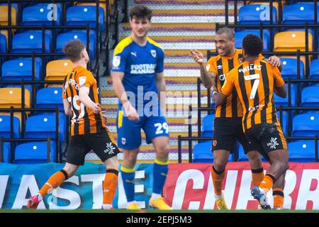 Hull's Josh Magennis (zweiter rechts) feiert das erste Tor seiner Spielseite während des Sky Bet League One Spiels in Plough Lane, London. Bilddatum: Samstag, 27. Februar 2021. Stockfoto