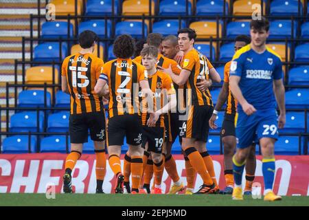 Hull's Josh Magennis (hinten Mitte) feiert das erste Tor seiner Spielseite während des Sky Bet League One Matches in Plough Lane, London. Bilddatum: Samstag, 27. Februar 2021. Stockfoto