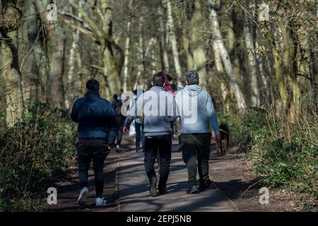 London, Großbritannien. 27. Februar 2021. UK Wetter – Menschen, die an einem sonnigen Frühlingstag bei den warmen Temperaturen im Ruislip Lido im Nordwesten Londons spazieren. Kredit: Stephen Chung / Alamy Live Nachrichten Stockfoto