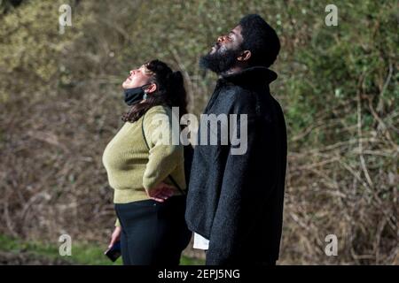 London, Großbritannien. 27. Februar 2021. Wetter in Großbritannien – EIN paar Zwischenstopp, um die warmen Temperaturen am Ruislip Lido im Nordwesten Londons an einem sonnigen Frühlingstag zu genießen. Kredit: Stephen Chung / Alamy Live Nachrichten Stockfoto