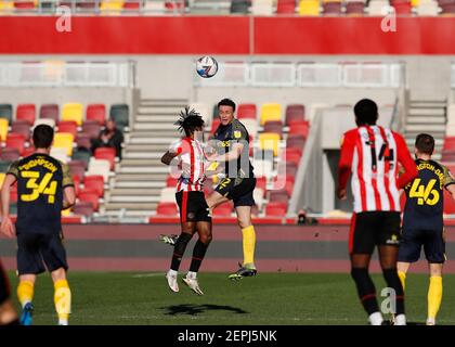 27th. Februar 2021; Brentford Community Stadium, London, England; English Football League Championship Football, Brentford FC gegen Stoke City; James Chester von Stoke City führt den Ball über Tariqe Fosu von Brentford Stockfoto