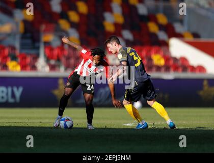 27th. Februar 2021; Brentford Community Stadium, London, England; English Football League Championship Football, Brentford FC gegen Stoke City; Tariqe Fosu von Brentford wird von Jordan Thompson von Stoke City herausgefordert. Stockfoto