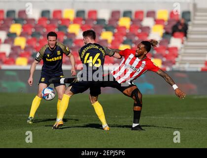 27th. Februar 2021; Brentford Community Stadium, London, England; English Football League Championship Football, Brentford FC gegen Stoke City; Ivan Toney von Brentford wird von Rhys Norrington-Davies von Stoke City herausgefordert Stockfoto