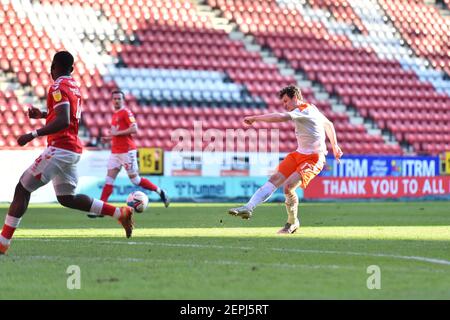 LONDON, ENGLAND. FEB 27th Matty Virtue of Blackpool schießt beim Sky Bet League 1 Spiel zwischen Charlton Athletic und Blackpool im The Valley, London am Samstag, den 27th. Februar 2021 auf das Tor. (Kredit: Ivan Yordanov, MI Nachrichten) Kredit: MI Nachrichten & Sport /Alamy Live Nachrichten Stockfoto