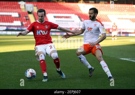 Charlton Athletic's Liam Millar (links) und Blackpool's Kevin Stewart kämpfen während des Sky Bet League One Matches im Valley, London um den Ball. Bilddatum: Samstag, 27. Februar 2021. Stockfoto