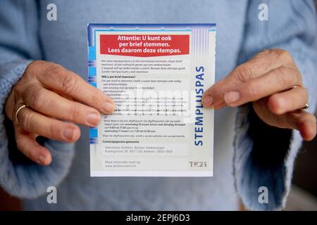 Aufgrund der Corona-Sicherheit dürfen Personen über 70 Jahren bei den nationalen Wahlen in den Niederlanden per Post wählen. Die Parlamentswahlen finden am 17. März 2021 statt. Die Maßnahme zur Ermöglichung der Briefwahl (nur) für Personen über 70 Jahren ist im Gesetz über befristete Wahlen covid-19 festgelegt. Dieses Gesetz wurde sowohl vom Abgeordnetenhaus als auch vom Senat mit großer Mehrheit angenommen. Arnhem, Niederlande, am 27. Februar 2021. Foto von Robin Utrecht/ABACAPRESS.COM Stockfoto
