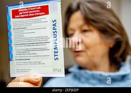 Aufgrund der Corona-Sicherheit dürfen Personen über 70 Jahren bei den nationalen Wahlen in den Niederlanden per Post wählen. Die Parlamentswahlen finden am 17. März 2021 statt. Die Maßnahme zur Ermöglichung der Briefwahl (nur) für Personen über 70 Jahren ist im Gesetz über befristete Wahlen covid-19 festgelegt. Dieses Gesetz wurde sowohl vom Abgeordnetenhaus als auch vom Senat mit großer Mehrheit angenommen. Arnhem, Niederlande, am 27. Februar 2021. Foto von Robin Utrecht/ABACAPRESS.COM Stockfoto