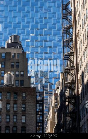 Alte und neue Gebäude in Midtown Manhattan bieten Sharp Contrast, NYC, USA Stockfoto