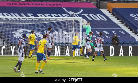 West Bromwich, West Midlands, Großbritannien. 27th. Februar 2021; The Hawthorns, West Bromwich, West Midlands, England; English Premier League Football, West Bromwich Albion gegen Brighton und Hove Albion; West Bromwich Albion Torwart Sam Johnstone springt den Ball auf der Rückseite zu fangen post Kredit: Action Plus Sports Images/Alamy Live News Stockfoto