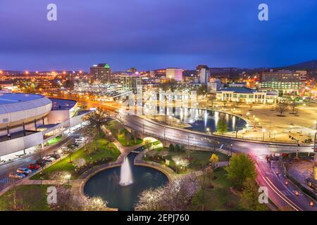 Huntsville, Alabama, USA Park und der Innenstadt Stadtbild in der Dämmerung. Stockfoto