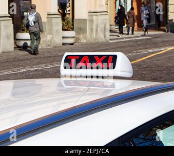 Schild mit dem Taxistand auf dem Dach. Taxi Auto auf der Straße von Bologna, Italien. Selektiv fokussiertes Bild. Stockfoto