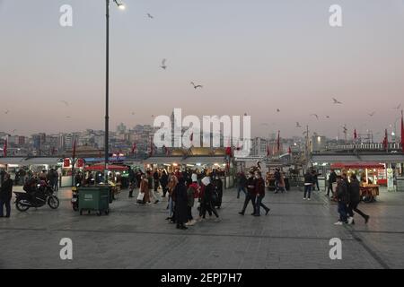 Menschenmengen an den Fischerbooten in Eminonu, Istanbul, Türkei Stockfoto