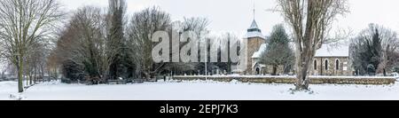 SOUTHEND-ON-SEA, ESSEX, Großbritannien - 10. FEBRUAR 2021: Panoramablick auf die Pfarrkirche St. Mary the Virgin in North Shoebury im Winter mit Schnee auf dem Boden Stockfoto