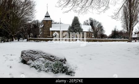 SOUTHEND-ON-SEA, ESSEX, Großbritannien - 10. FEBRUAR 2021: Blick auf die Pfarrkirche St. Mary, die Jungfrau-Kirche in North Shoebury im Winter mit Schnee auf dem Boden Stockfoto